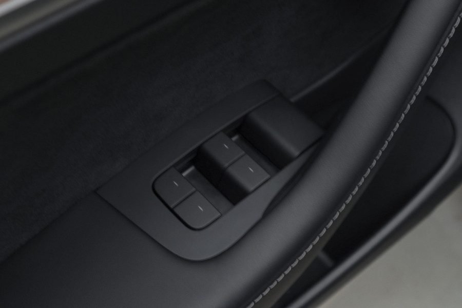 Tesla Model 3 RWD Nieuw Autopilot ACC Stuurverwarm. PDC Leer Navi Panoramadak 360° Elektr. achterklep Stoelverwarming voor & achter Climate voor & achter LM velgen BTW auto! Nieuw!