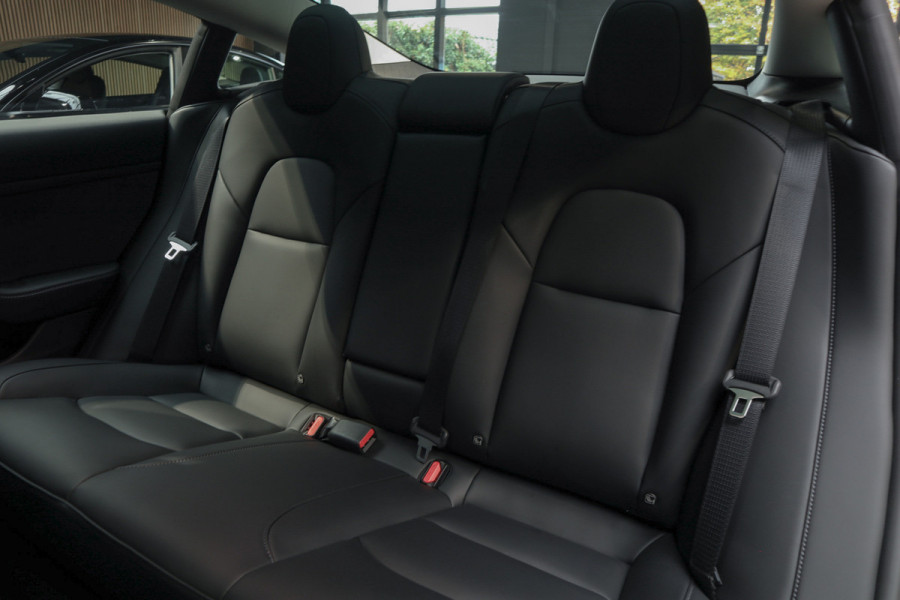 Tesla Model 3 RWD Nieuw Autopilot ACC Stuurverwarm. PDC Leer Navi Panoramadak 360° Elektr. achterklep Stoelverwarming voor & achter Climate voor & achter LM velgen BTW auto! Nieuw!