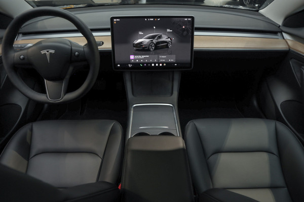 Tesla Model 3 RWD Nieuw Autopilot ACC Stuurverwarm. PDC Leer Navi Panoramadak 360° Elektr. achterklep Stoelverwarming voor & achter Climate voor & achter LM velgen BTW auto! Nieuw!