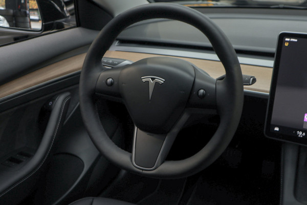 Tesla Model 3 RWD Nieuw Autopilot ACC Stuurverwarm. PDC Leer Navi Panoramadak 360° Elektr. achterklep Stoelverwarming voor & achter Climate voor & achter LM velgen BTW auto! Nieuw!