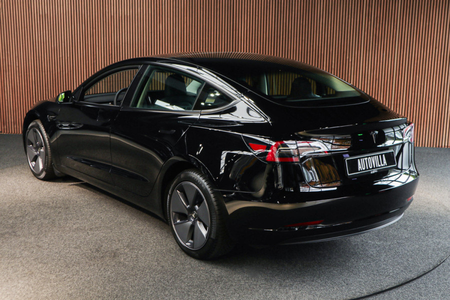 Tesla Model 3 RWD Autopilot ACC Stuurverwarm. PDC Leer Navi Panoramadak 360° Elektr. achterklep Stoelverwarming voor & achter Climate voor & achter LM velgen BTW auto! Nieuw!