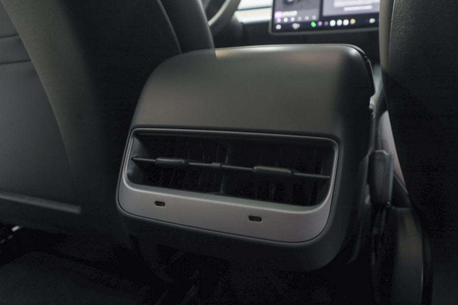 Tesla Model 3 RWD Autopilot ACC Stuurverwarm. PDC Leer Navi Panoramadak 360° Elektr. achterklep Stoelverwarming voor & achter Climate voor & achter LM velgen BTW auto! Nieuw!