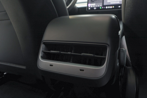 Tesla Model 3 RWD Autopilot ACC Stuurverwarm. PDC Leer Navi Panoramadak 360° Elektr. achterklep Stoelverwarming voor & achter Climate voor & achter LM velgen BTW auto! Nieuw!