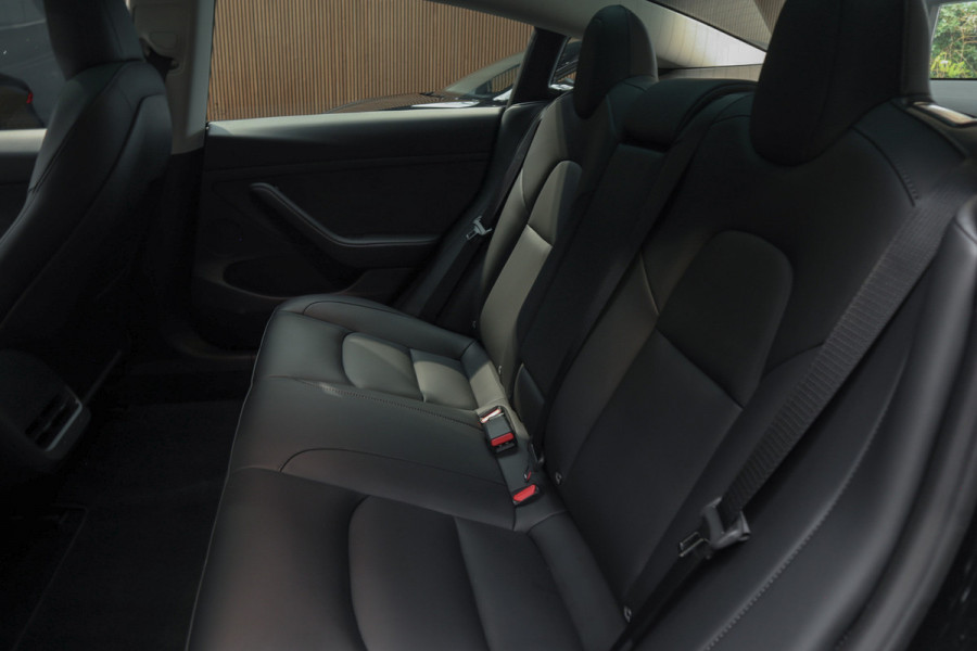 Tesla Model 3 RWD Autopilot ACC Stuurverwarm. PDC Leer Navi Panoramadak 360° Elektr. achterklep Stoelverwarming voor & achter Climate voor & achter LM velgen BTW auto! Nieuw!
