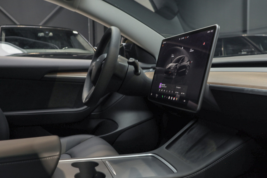 Tesla Model 3 RWD Autopilot ACC Stuurverwarm. PDC Leer Navi Panoramadak 360° Elektr. achterklep Stoelverwarming voor & achter Climate voor & achter LM velgen BTW auto! Nieuw!