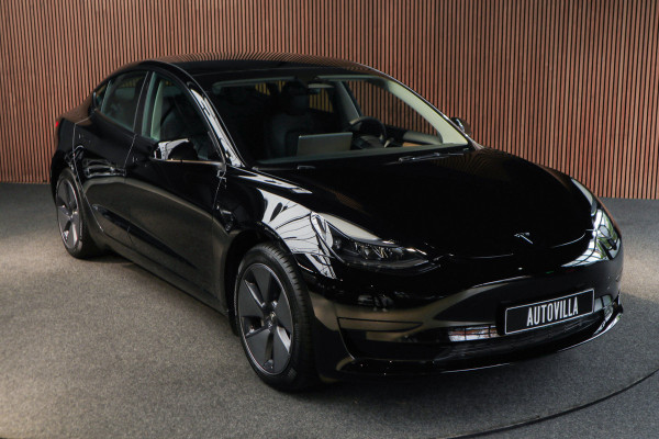 Tesla Model 3 RWD Autopilot ACC Stuurverwarm. PDC Leer Navi Panoramadak 360° Elektr. achterklep Stoelverwarming voor & achter Climate voor & achter LM velgen BTW auto! Nieuw!