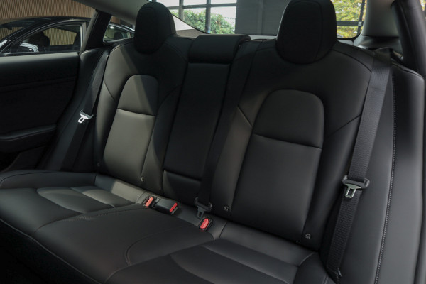 Tesla Model 3 RWD Autopilot ACC Stuurverwarm. PDC Leer Navi Panoramadak 360° Elektr. achterklep Stoelverwarming voor & achter Climate voor & achter LM velgen BTW auto! Nieuw!