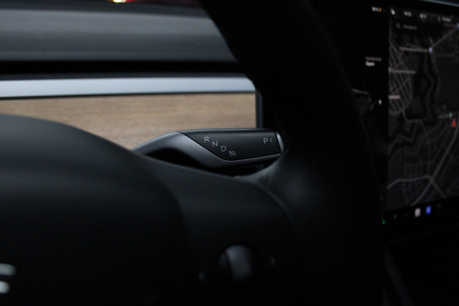 Tesla Model 3 RWD Autopilot ACC Stuurverwarm. PDC Leer Navi Panoramadak 360° Elektr. achterklep Stoelverwarming voor & achter Climate voor & achter LM velgen BTW auto! Nieuw!