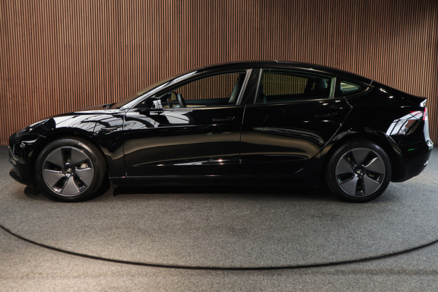 Tesla Model 3 RWD Autopilot ACC Stuurverwarm. PDC Leer Navi Panoramadak 360° Elektr. achterklep Stoelverwarming voor & achter Climate voor & achter LM velgen BTW auto! Nieuw!