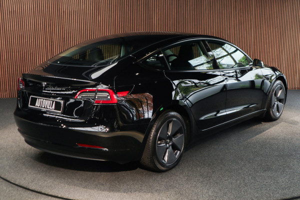 Tesla Model 3 RWD Autopilot ACC Stuurverwarm. PDC Leer Navi Panoramadak 360° Elektr. achterklep Stoelverwarming voor & achter Climate voor & achter LM velgen BTW auto! Nieuw!
