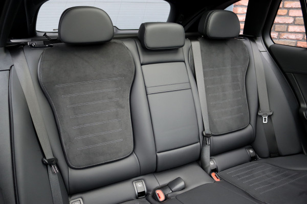 Mercedes-Benz C-Klasse Estate 300 e AMG Line Aut9 | Panoramadak | Distronic | Memory | Trekhaak | Leder | Camera | Sfeerverlichting | Dodehoekassistent | Stoelverwarming | High Perf. LED |