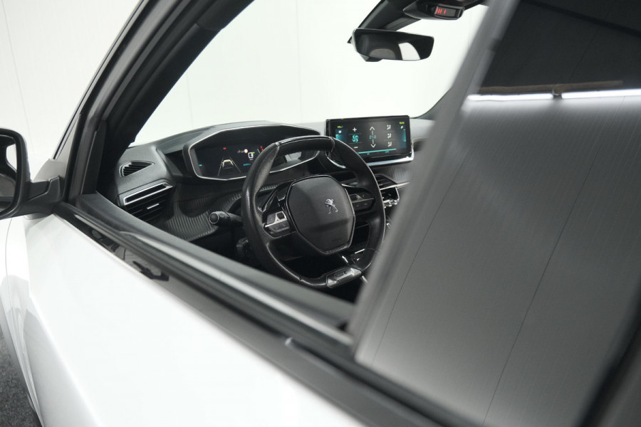Peugeot e-2008 EV GT Pack 50 kWh | Schuif-/Kanteldak | Adaptieve Cruise Control | Camera  | Dodehoekdetectie | SOH=92,5%