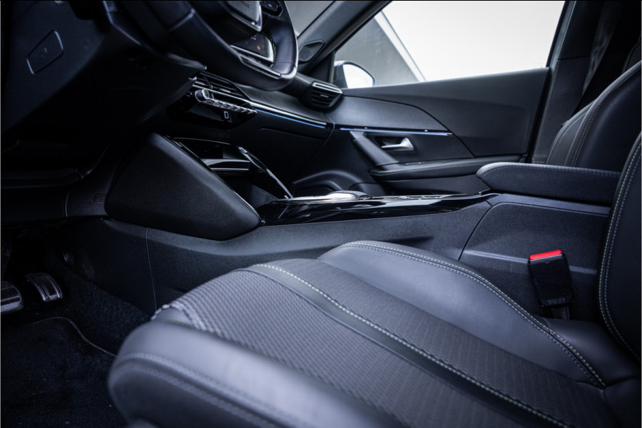 Peugeot e-2008 EV GT 54 kWh ** Camera ** Navigatie ** Rijbereik tot 568km (WLTP)