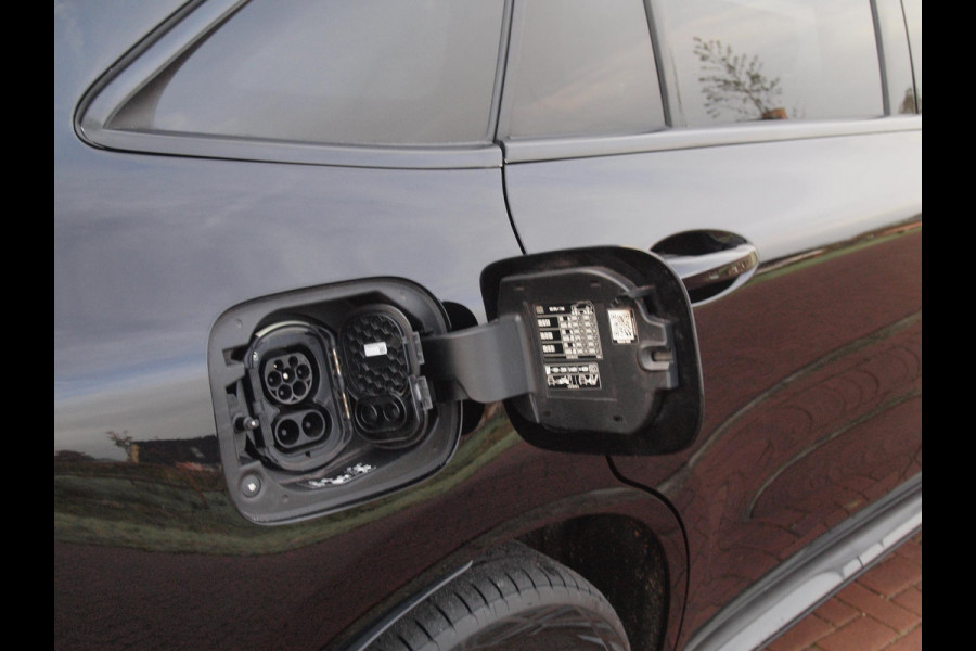 Mercedes-Benz EQC 400 4MATIC Business Solution AMG 80 kWh | AMG Night Edition | Camera | Cruise Control | Sfeerverlichting | NL-Auto |