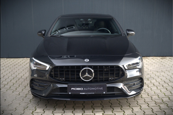 Mercedes-Benz CLA-Klasse 250 e Premium Plus | AMG Line | CLA45 Styling | Stoelverwarming | Keyless | Adaptive Cruise Control | Ambiance verlichting | Camera | Parkeersensoren |