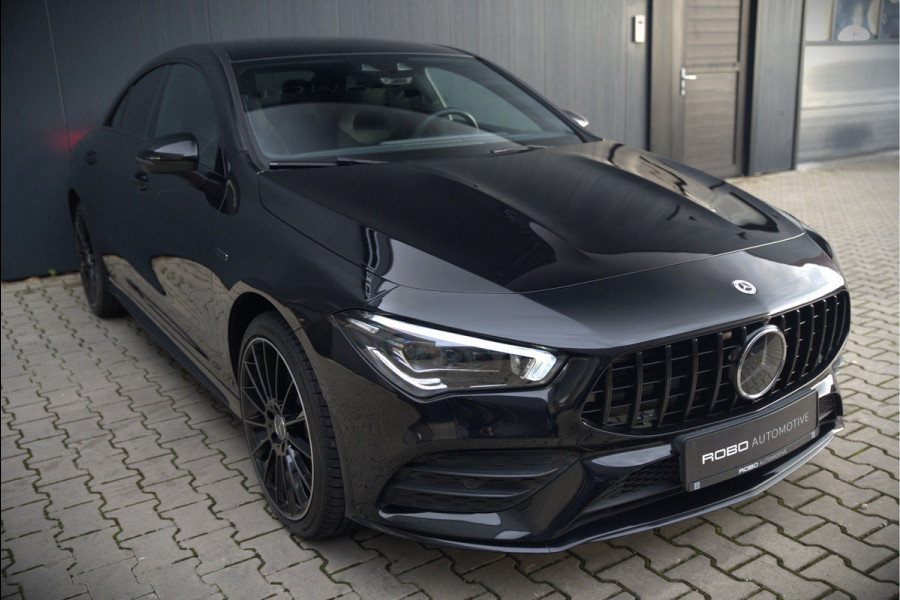 Mercedes-Benz CLA-Klasse 250 e Premium Plus | AMG Line | CLA45 Styling | Stoelverwarming | Keyless | Adaptive Cruise Control | Ambiance verlichting | Camera | Parkeersensoren |
