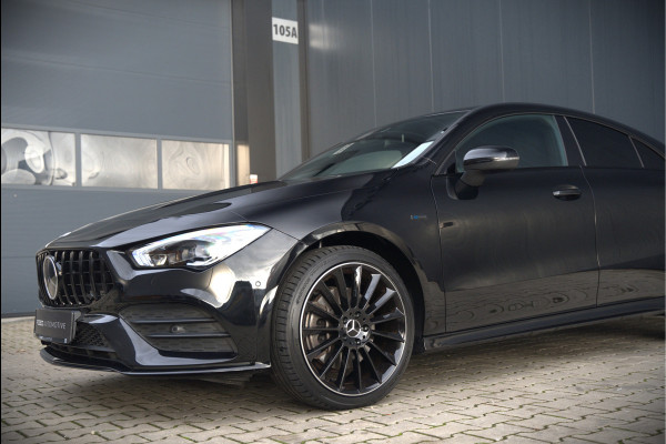 Mercedes-Benz CLA-Klasse 250 e Premium Plus | AMG Line | CLA45 Styling | Stoelverwarming | Keyless | Adaptive Cruise Control | Ambiance verlichting | Camera | Parkeersensoren |