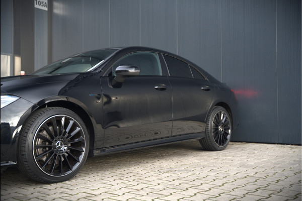 Mercedes-Benz CLA-Klasse 250 e Premium Plus | AMG Line | CLA45 Styling | Stoelverwarming | Keyless | Adaptive Cruise Control | Ambiance verlichting | Camera | Parkeersensoren |