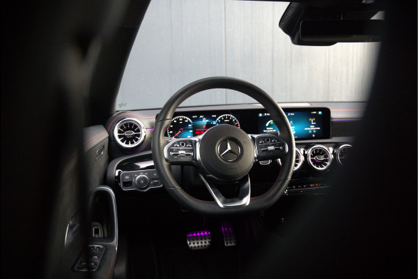 Mercedes-Benz CLA-Klasse 250 e Premium Plus | AMG Line | CLA45 Styling | Stoelverwarming | Keyless | Adaptive Cruise Control | Ambiance verlichting | Camera | Parkeersensoren |
