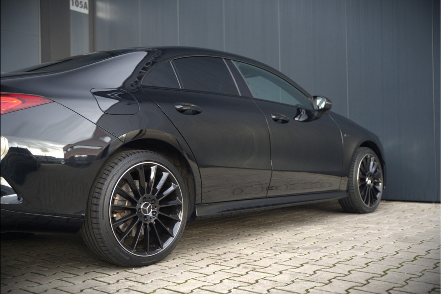 Mercedes-Benz CLA-Klasse 250 e Premium Plus | AMG Line | CLA45 Styling | Stoelverwarming | Keyless | Adaptive Cruise Control | Ambiance verlichting | Camera | Parkeersensoren |