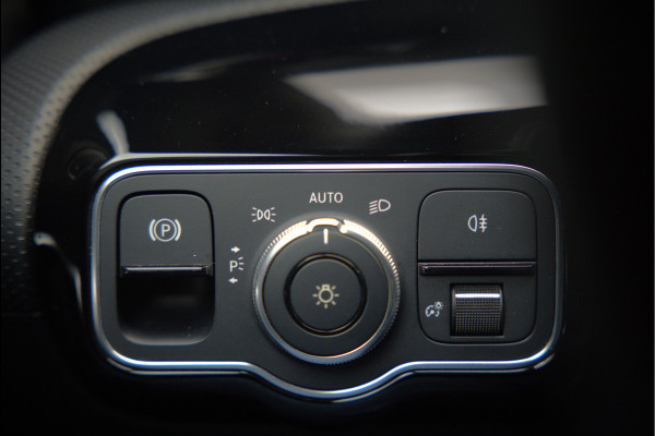 Mercedes-Benz CLA-Klasse 250 e Premium Plus | AMG Line | CLA45 Styling | Stoelverwarming | Keyless | Adaptive Cruise Control | Ambiance verlichting | Camera | Parkeersensoren |