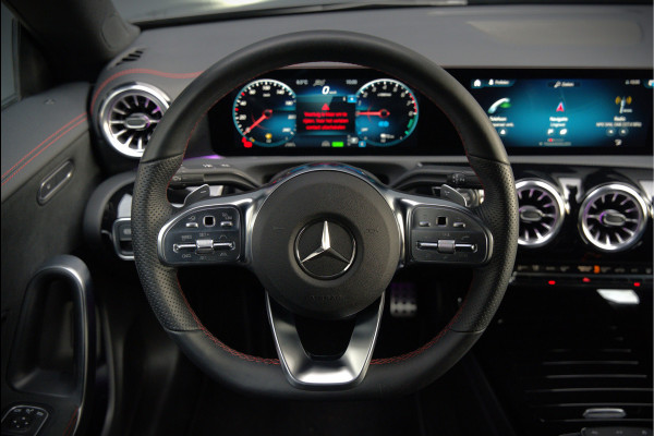 Mercedes-Benz CLA-Klasse 250 e Premium Plus | AMG Line | CLA45 Styling | Stoelverwarming | Keyless | Adaptive Cruise Control | Ambiance verlichting | Camera | Parkeersensoren |