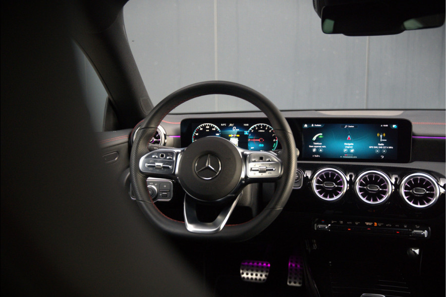 Mercedes-Benz CLA-Klasse 250 e Premium Plus | AMG Line | CLA45 Styling | Stoelverwarming | Keyless | Adaptive Cruise Control | Ambiance verlichting | Camera | Parkeersensoren |
