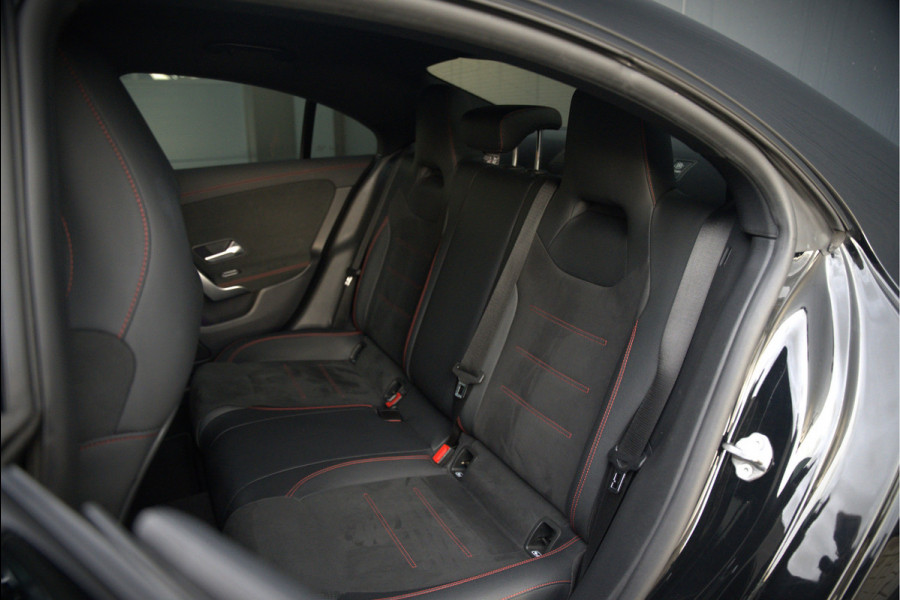 Mercedes-Benz CLA-Klasse 250 e Premium Plus | AMG Line | CLA45 Styling | Stoelverwarming | Keyless | Adaptive Cruise Control | Ambiance verlichting | Camera | Parkeersensoren |