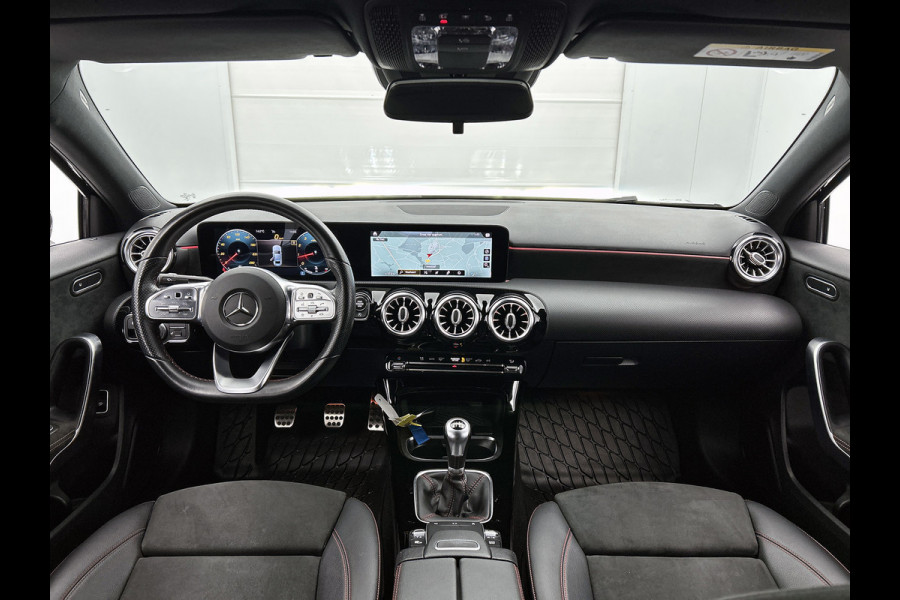 Mercedes-Benz A-Klasse 200 AMG -LINE (Dealer OnderH, Sfeerverlichting, Navigatie, StoelV, Cruise controle, Parkeersensoren, etc)