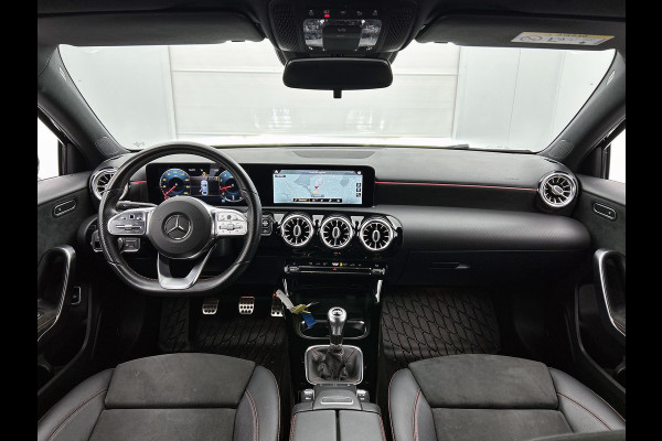 Mercedes-Benz A-Klasse 200 AMG -LINE (Dealer OnderH, Sfeerverlichting, Navigatie, StoelV, Cruise controle, Parkeersensoren, etc)