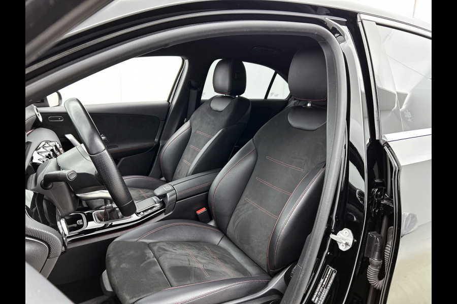 Mercedes-Benz A-Klasse 200 AMG -LINE (Dealer OnderH, Sfeerverlichting, Navigatie, StoelV, Cruise controle, Parkeersensoren, etc)