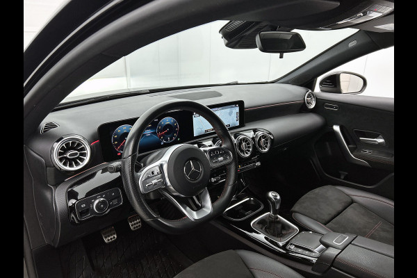 Mercedes-Benz A-Klasse 200 AMG -LINE (Dealer OnderH, Sfeerverlichting, Navigatie, StoelV, Cruise controle, Parkeersensoren, etc)