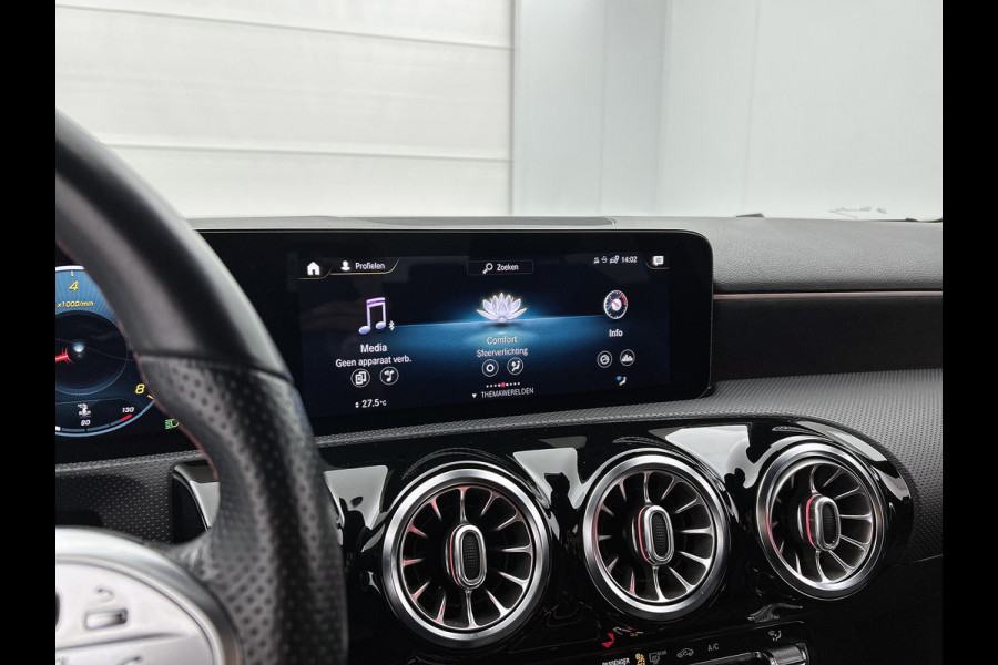 Mercedes-Benz A-Klasse 200 AMG -LINE (Dealer OnderH, Sfeerverlichting, Navigatie, StoelV, Cruise controle, Parkeersensoren, etc)