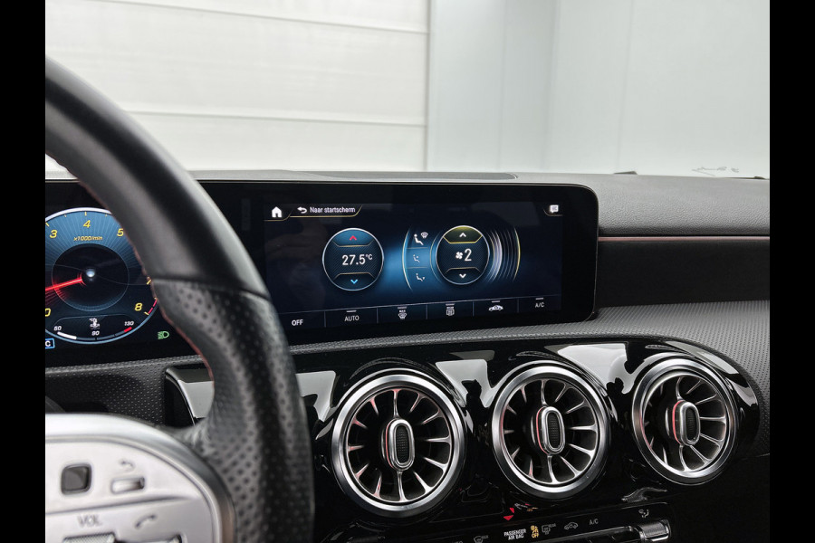 Mercedes-Benz A-Klasse 200 AMG -LINE (Dealer OnderH, Sfeerverlichting, Navigatie, StoelV, Cruise controle, Parkeersensoren, etc)