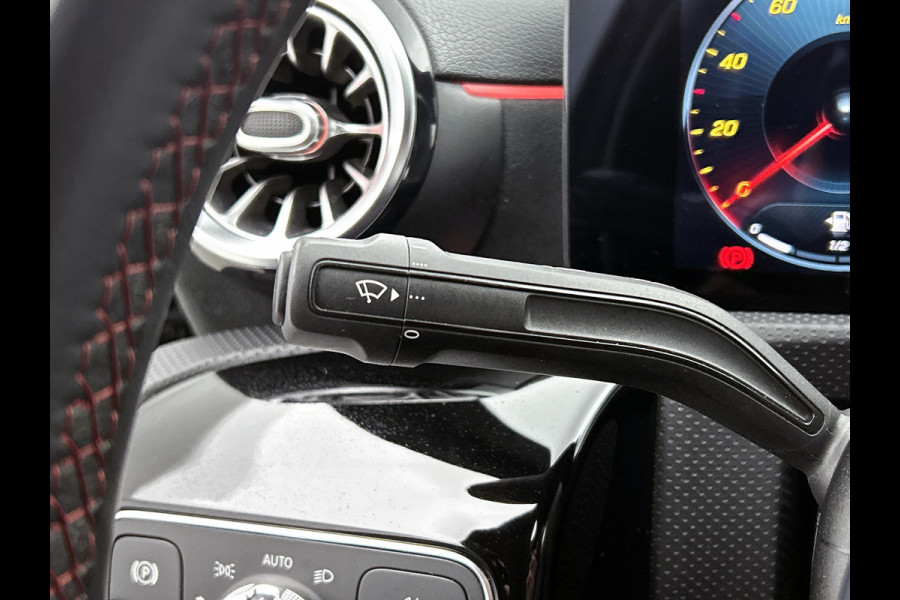 Mercedes-Benz A-Klasse 200 AMG -LINE (Dealer OnderH, Sfeerverlichting, Navigatie, StoelV, Cruise controle, Parkeersensoren, etc)