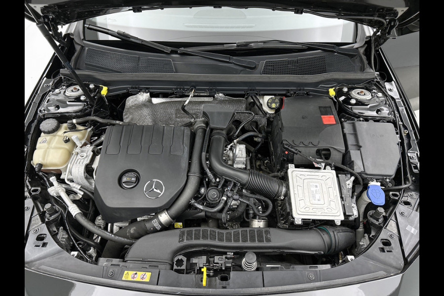 Mercedes-Benz A-Klasse 200 AMG -LINE (Dealer OnderH, Sfeerverlichting, Navigatie, StoelV, Cruise controle, Parkeersensoren, etc)