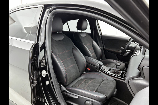Mercedes-Benz A-Klasse 200 AMG -LINE (Dealer OnderH, Sfeerverlichting, Navigatie, StoelV, Cruise controle, Parkeersensoren, etc)