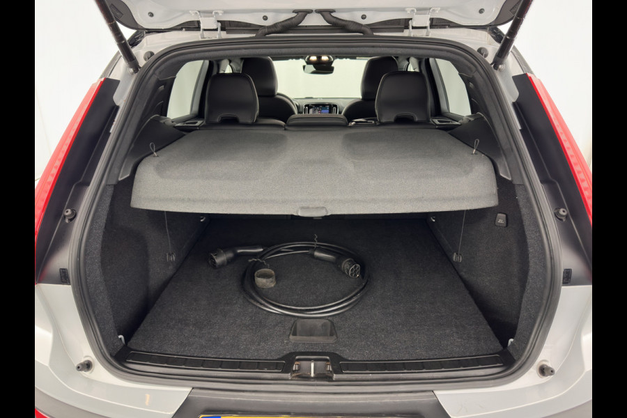 Volvo XC40 Recharge P8 AWD R-Design {SOH-89%} [ 3-Fase ] (INCL-BTW) *PANO | LEATHER-MICROFIBRE | DIGI-COCKPIT | FULL-LED | MEMORY-PACK | TOP-VIEW | CARPLAY | NAVI-FULLMAP | ECC | PDC | KEYLESS | HEATED-SPORTSEATS | BLIS | 20"ALU*