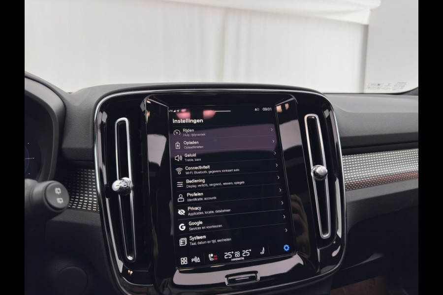 Volvo XC40 Recharge P8 AWD R-Design {SOH-89%} [ 3-Fase ] (INCL-BTW) *PANO | LEATHER-MICROFIBRE | DIGI-COCKPIT | FULL-LED | MEMORY-PACK | TOP-VIEW | CARPLAY | NAVI-FULLMAP | ECC | PDC | KEYLESS | HEATED-SPORTSEATS | BLIS | 20"ALU*