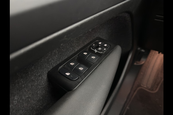 Volvo XC40 Recharge P8 AWD R-Design {SOH-89%} [ 3-Fase ] (INCL-BTW) *PANO | LEATHER-MICROFIBRE | DIGI-COCKPIT | FULL-LED | MEMORY-PACK | TOP-VIEW | CARPLAY | NAVI-FULLMAP | ECC | PDC | KEYLESS | HEATED-SPORTSEATS | BLIS | 20"ALU*