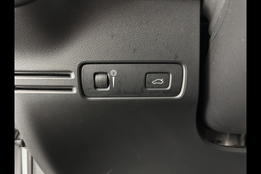 Volvo XC40 Recharge P8 AWD R-Design {SOH-89%} [ 3-Fase ] (INCL-BTW) *PANO | LEATHER-MICROFIBRE | DIGI-COCKPIT | FULL-LED | MEMORY-PACK | TOP-VIEW | CARPLAY | NAVI-FULLMAP | ECC | PDC | KEYLESS | HEATED-SPORTSEATS | BLIS | 20"ALU*