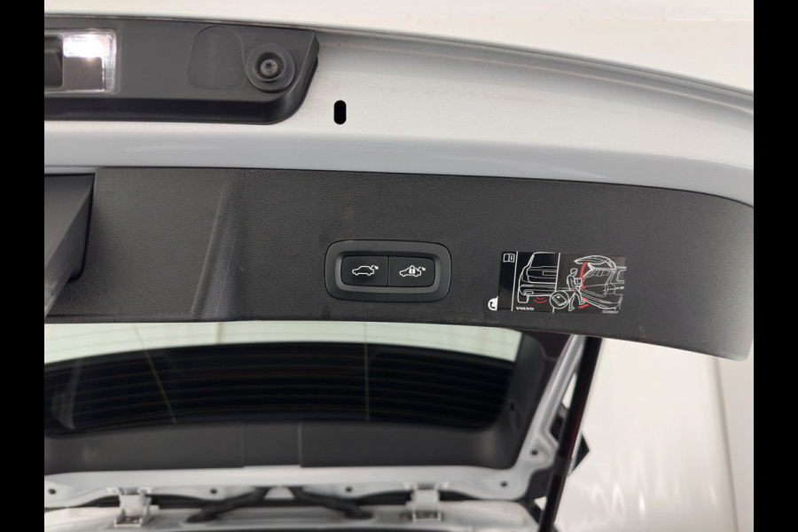 Volvo XC40 Recharge P8 AWD R-Design {SOH-89%} [ 3-Fase ] (INCL-BTW) *PANO | LEATHER-MICROFIBRE | DIGI-COCKPIT | FULL-LED | MEMORY-PACK | TOP-VIEW | CARPLAY | NAVI-FULLMAP | ECC | PDC | KEYLESS | HEATED-SPORTSEATS | BLIS | 20"ALU*