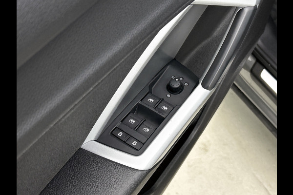 Audi Q3 35 TFSI S-line edition(Goed OnderH, Carplay, Navi, Cruise Con, StoelV, Parkeersensoren, Etc)