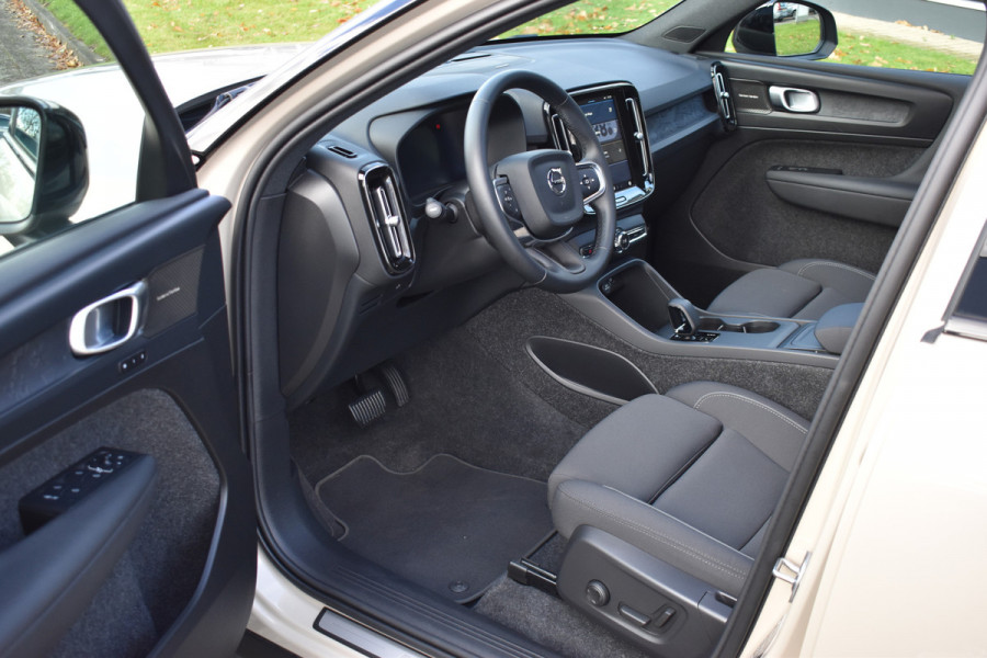 Volvo EX40 Twin Motor Performance 442PK Ultra 82 kWh Trekhaak | 20" LMV | 360 Camera | Panodak | ACC