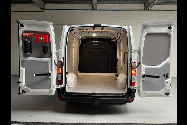 Opel Movano 2.3 Turbo 136pk euro6 L1H1 3Persoons Airco ECC Navigatie, Trekhaak 2500KG, RIJKLAARPRIJS