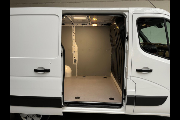 Opel Movano 2.3 Turbo 136pk euro6 L1H1 3Persoons Airco ECC Navigatie, Trekhaak 2500KG, RIJKLAARPRIJS