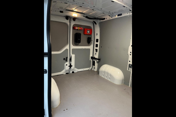 Opel Movano 2.3 Turbo 136pk euro6 L1H1 3Persoons Airco ECC Navigatie, Trekhaak 2500KG, RIJKLAARPRIJS