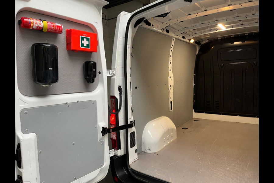 Opel Movano 2.3 Turbo 136pk euro6 L1H1 3Persoons Airco ECC Navigatie, Trekhaak 2500KG, RIJKLAARPRIJS