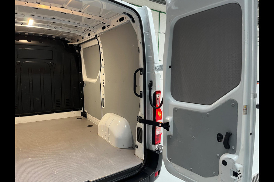 Opel Movano 2.3 Turbo 136pk euro6 L1H1 3Persoons Airco ECC Navigatie, Trekhaak 2500KG, RIJKLAARPRIJS