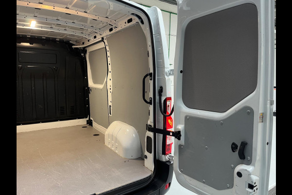 Opel Movano 2.3 Turbo 136pk euro6 L1H1 3Persoons Airco ECC Navigatie, Trekhaak 2500KG, RIJKLAARPRIJS